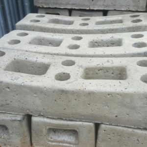 Betonsockel zu Mobilzaun