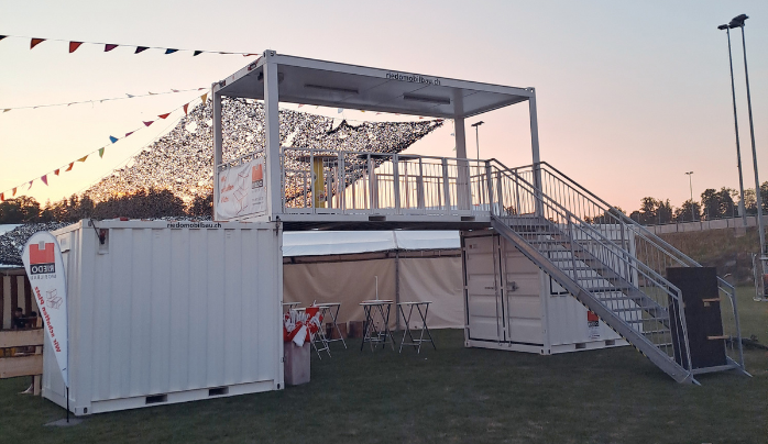 Bar- & Terrassencontainer mit Stahltreppe