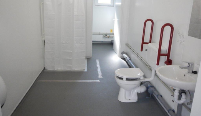 Schwellenloser Duschcontainer & rollstuhlgerechte Toilette
