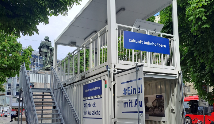 Eventcontainer mit Terrasse und Stahltreppe